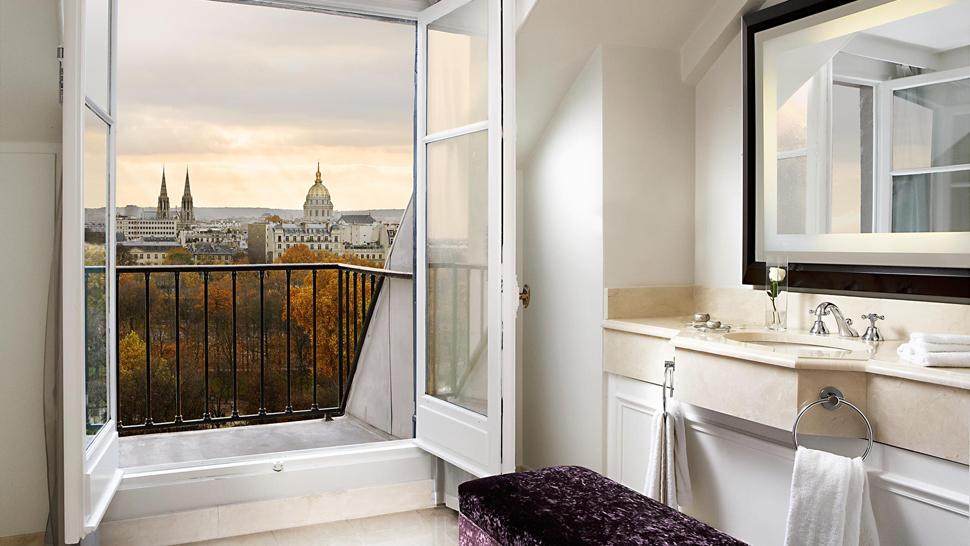 巴黎威斯汀The Westin Paris_006406-03-bathroom-balcony-with-city-view.jpg
