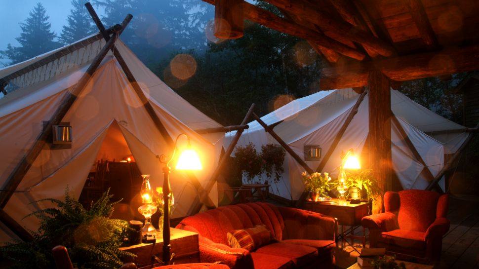 Clayoquot荒野度假村-贝德韦尔河前哨/加拿大,哥伦比亚省_000360-01-outdoor-lounge-tent-night.jpg