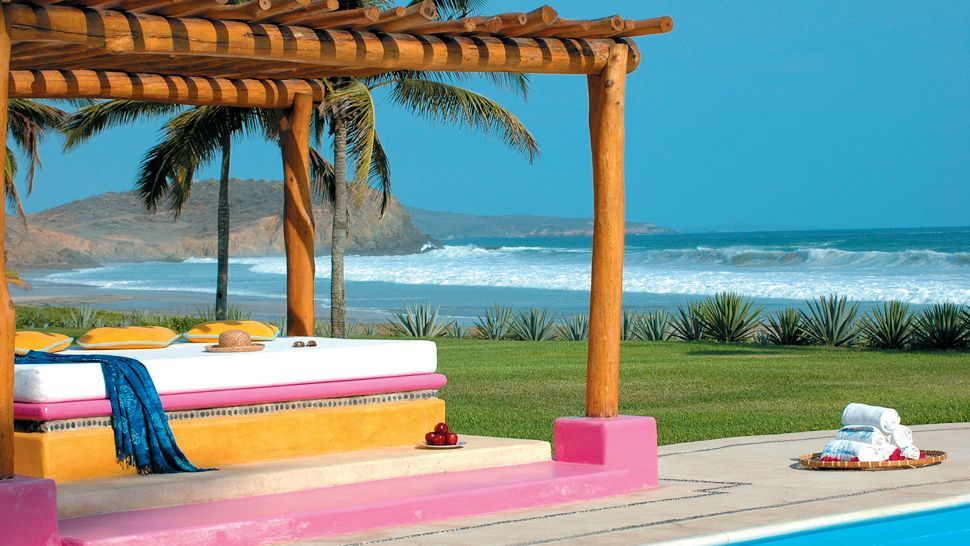 Las Alamandas Hotel/墨西哥_000390-16-poolside-daybed-ocean-view.jpg