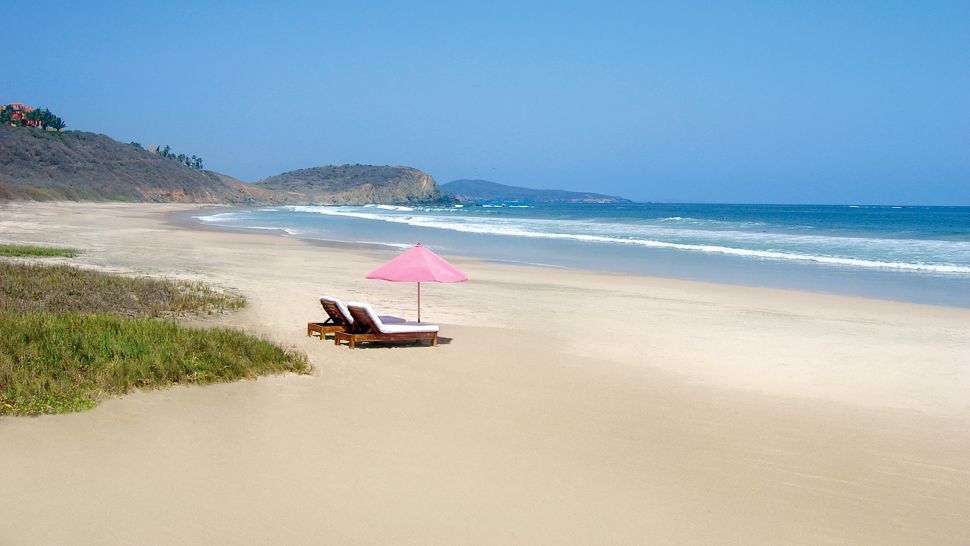 Las Alamandas Hotel/墨西哥_000390-17-beach-loungers-ocean-view.jpg