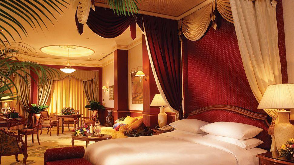 文莱帝国酒店(The Empire Hotel & Country Club)_004531-09-suite-bedroom-red-decor.jpg