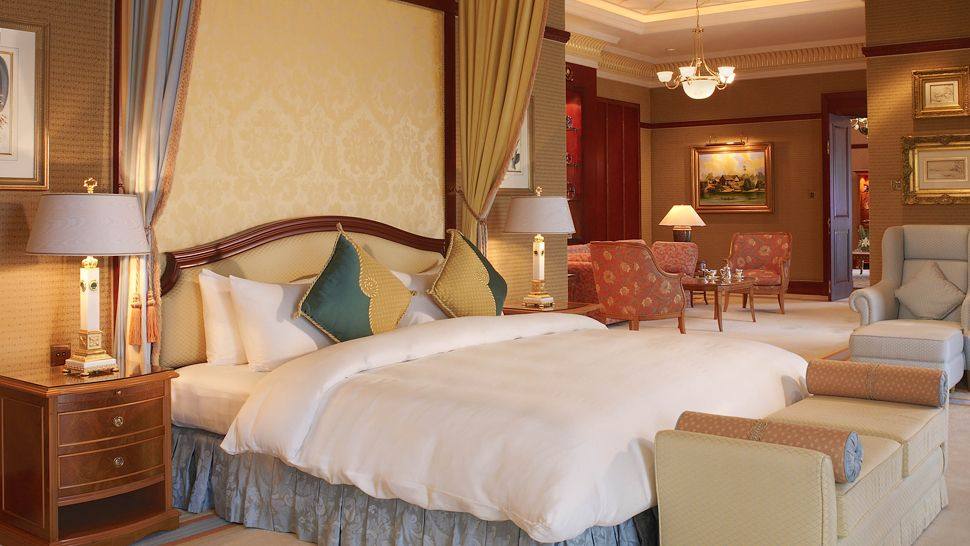 文莱帝国酒店(The Empire Hotel & Country Club)_004531-10-suite-king-bed.jpg
