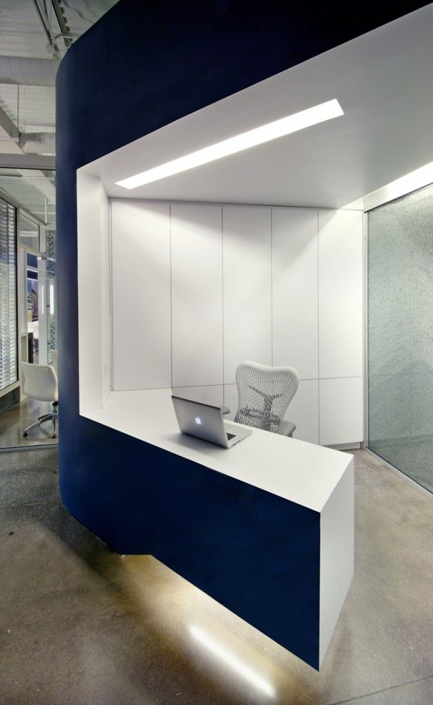 KLF建筑系统结构·纳斯达克井现代办公的室内设计_KLF-Architectural-Systems-Receptionist-Area-Interior-Design.jpg