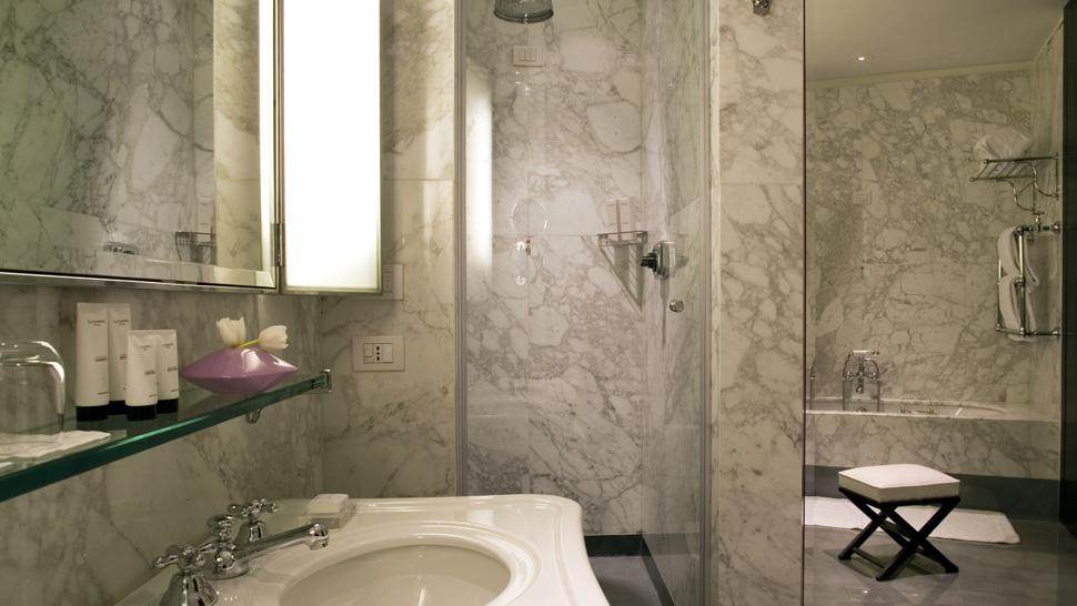 伦卡诺酒店 & Portrait Suites/罗马_003526-03-marble-bathroom.jpg