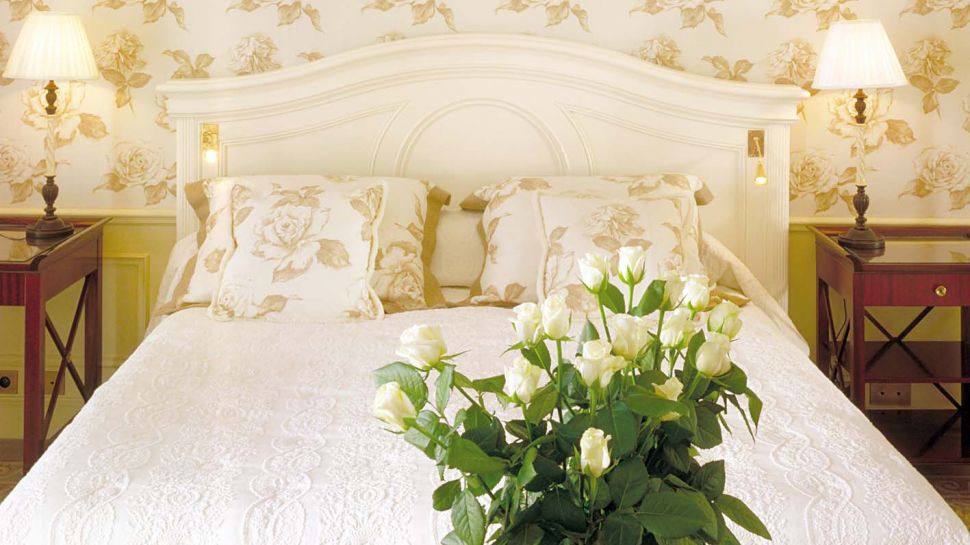 Hermitage酒店/摩纳哥,蒙地卡罗_002787-03-bedroom-with-roses.jpg