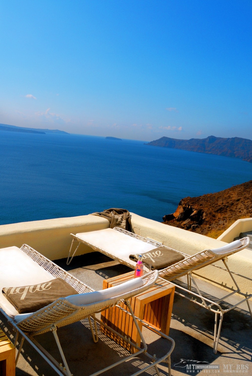 全球豪华精选至尊酒店合集The Luxury Collection(已补齐)_8)Mystique, Santorini—Sunbeds by the pool 拍攝者 Luxury Collection Hotels and R.jpg