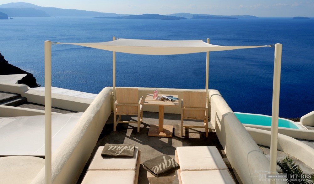全球豪华精选至尊酒店合集The Luxury Collection(已补齐)_20)Mystique, Santorini—Vibrant Suite balcony with views to the deep blue 拍攝者.jpg