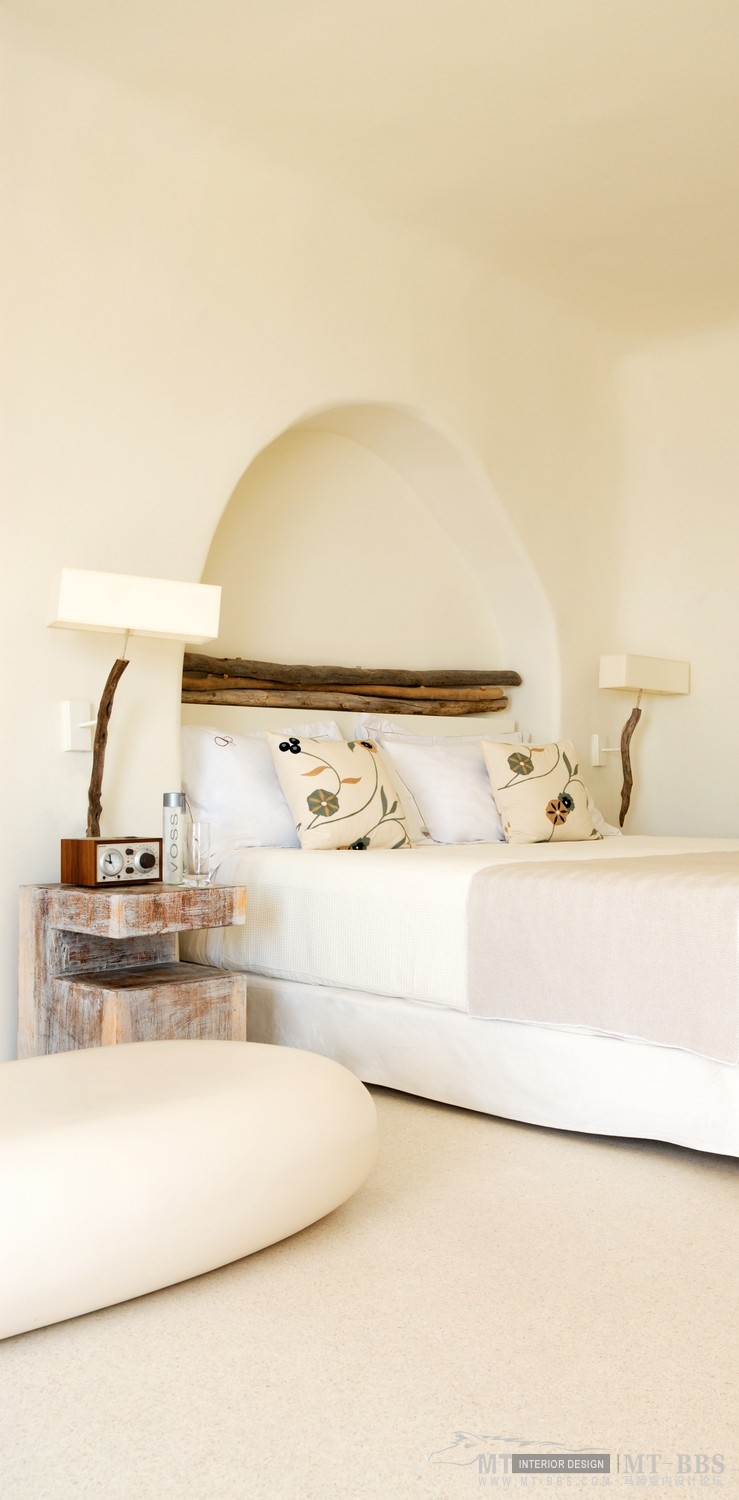 全球豪华精选至尊酒店合集The Luxury Collection(已补齐)_22)Mystique, Santorini—Vibrant Suite Bedroom 拍攝者 Luxury Collection Hotels an.jpg