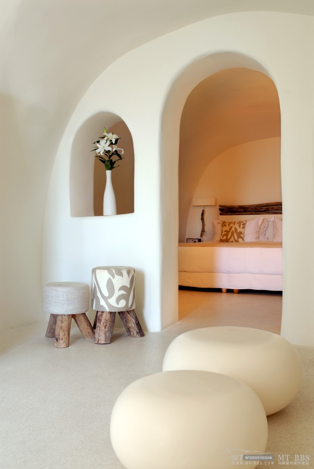 全球豪华精选至尊酒店合集The Luxury Collection(已补齐)_23)Mystique, Santorini—Allure Suite Bedroom and sitting area 拍攝者 Luxury Coll.jpg
