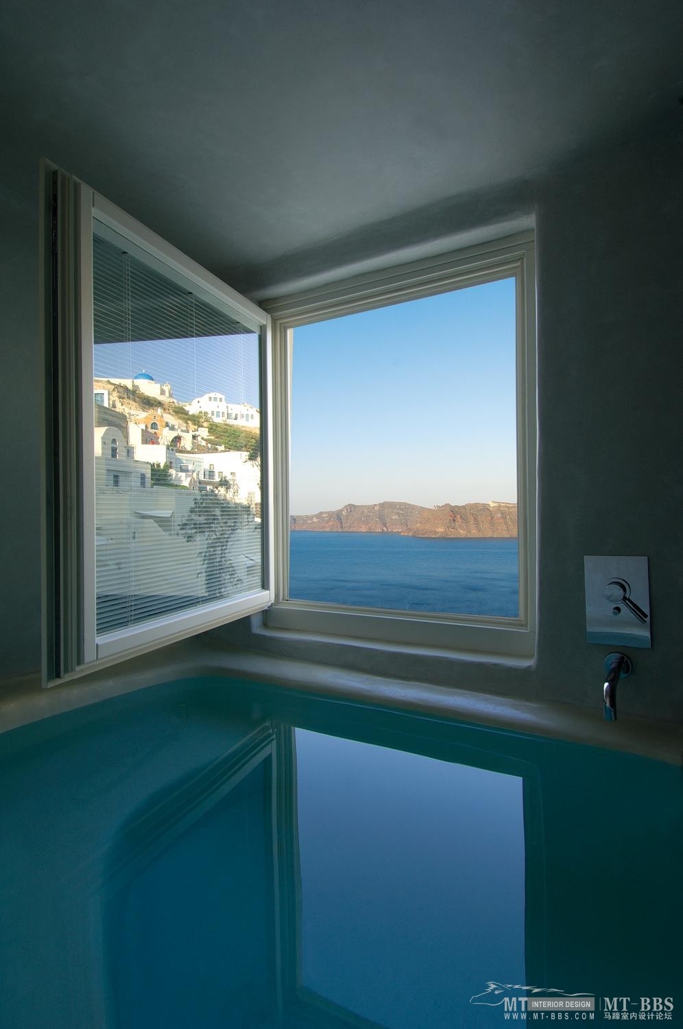 全球豪华精选至尊酒店合集The Luxury Collection(已补齐)_30)Mystique, Santorini—View from the bathroom 拍攝者 Luxury Collection Hotels a.jpg