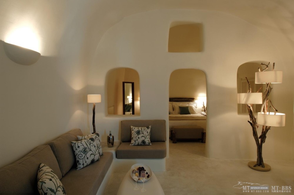 全球豪华精选至尊酒店合集The Luxury Collection(已补齐)_33)Mystique, Santorini—Spacious living room in Suites 拍攝者 Luxury Collection .jpg