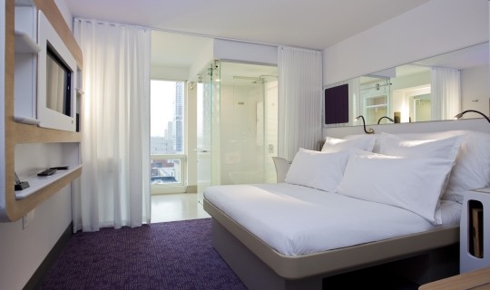 Rockwell Group - YOTEL纽约时代广场_NYC_Premium_Cabin_Daylight.jpg