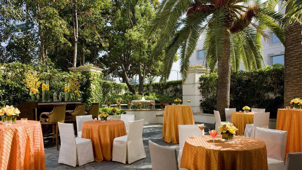 比佛利山半岛酒店The Peninsula Beverly Hills_001369-14-outdoor-dining.jpg