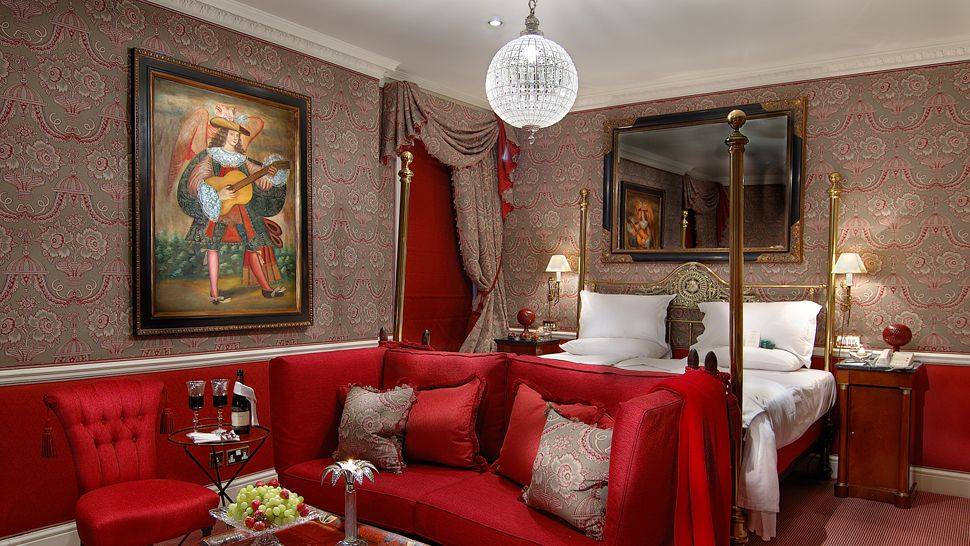 艾格顿酒店/英国伦敦_007256-02-bedroom-deluxe-queen-red-four-post-bed.jpg