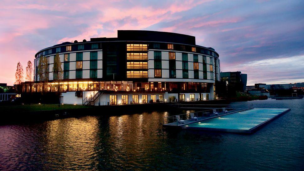 德国沃尔夫斯堡丽思卡尔顿酒店THE RITZ-CARLTON, WOLFSBURG_003442-01-exterior-with-floating-pool-night.jpg