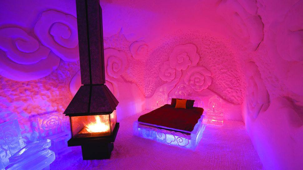 魁北克冰酒店_001218-06-ice-bed-fireplace.jpg