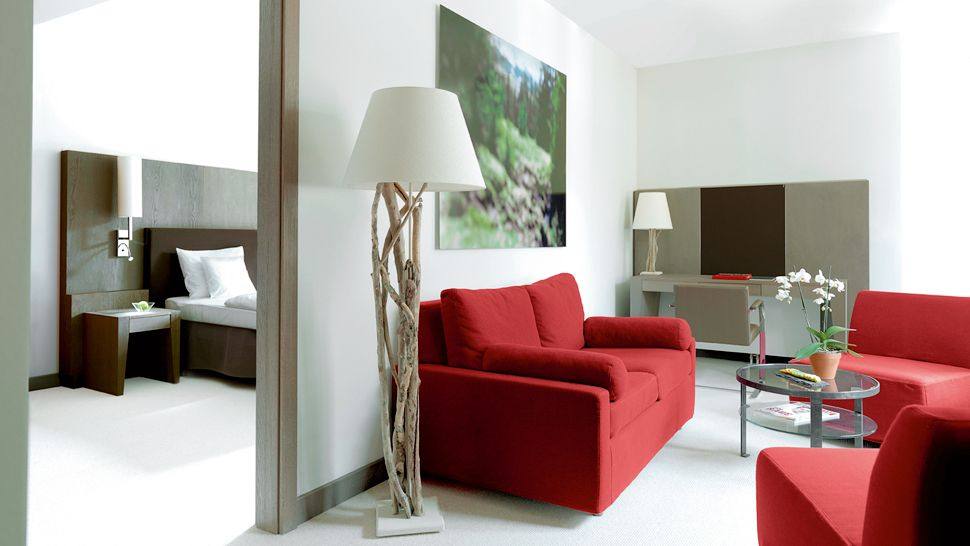A - ROSA基茨比厄尔温泉度假村/奥地利,基茨比厄尔_005203-12-suite-red-chairs-cool-lamp.jpg