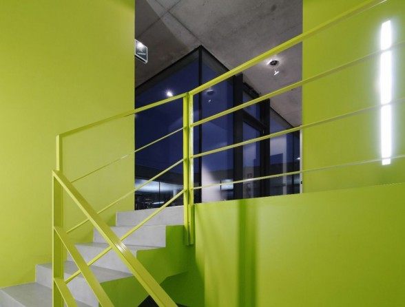 意大利BGP办公楼_The-Blaas-General-Partnership-Green-Painted-Staircase-Interior-Design-588x446.jpg