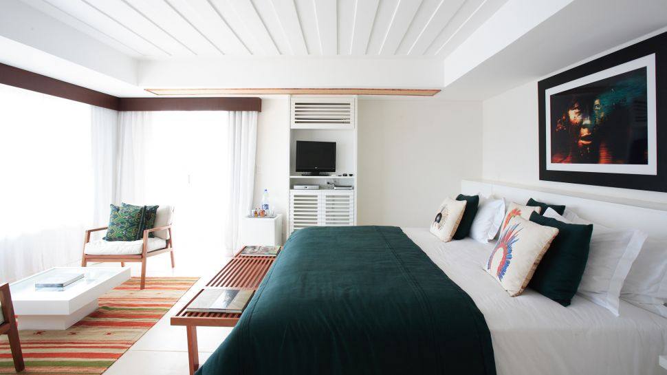 Insólito精品酒店_006235-01-bedroom-king-bed.jpg