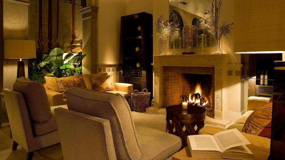 Villa Oniria/ 西班牙,安达卢西亚,格拉纳达_007860-05-guest-room-fireplace-high-ceilings.jpg