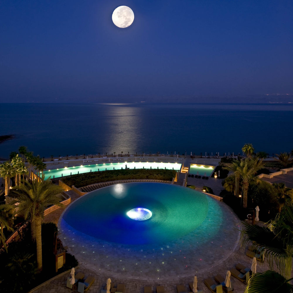 凯宾斯基饭店/伊什塔尔,死海Kempinski Hotel Ishtar Dead Sea_AMM2_Infinity Edge Pool Night Shot_P.jpg