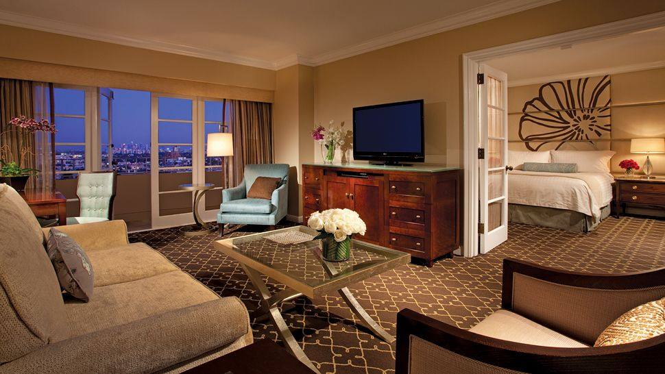 四季酒店/洛杉矶比佛利山庄Four Seasons Hotel  at Beverly Hills_000739-16-suite-livingroom-bedroom-evening.jpg