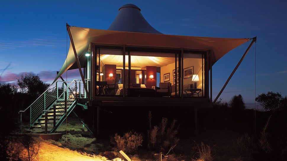 经度131°酒店/澳大利亚_002600-02-tent-exterior-night.jpg