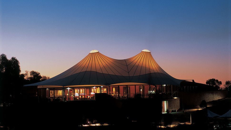 经度131°酒店/澳大利亚_002600-05-main-tent-exterior-night.jpg