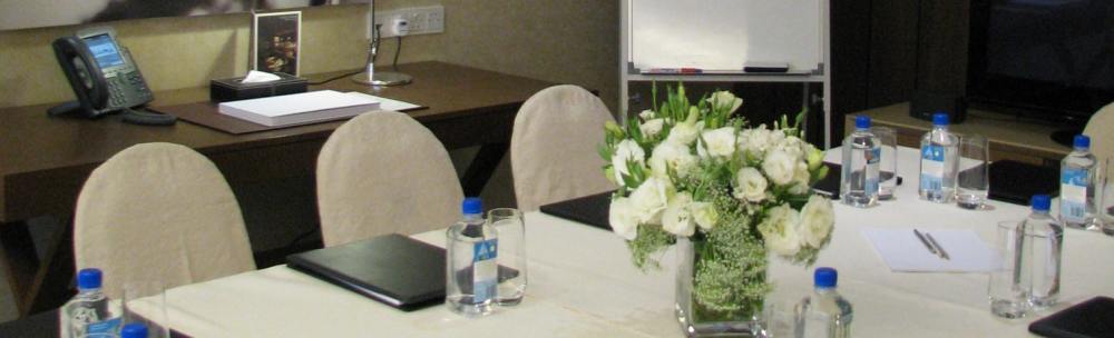 那欧米酒店(Naumi Hotel)/新加坡_luxury-suite-meeting-room-1.jpg