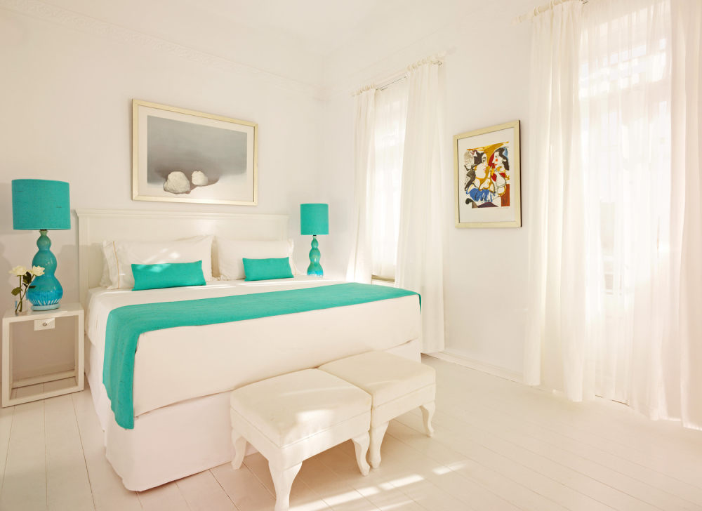 希腊圣托里尼 Vedema Resort in Santorini Greece Vedema Resort_3)Vedema Resort, Santorini—Presidential Villa Master Bedroom 拍攝者 Luxury Coll.jpg