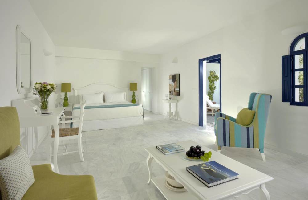 希腊圣托里尼 Vedema Resort in Santorini Greece Vedema Resort_20)Vedema Resort, Santorini—Dorian Suite 拍攝者 Luxury Collection Hotels and Re.jpg