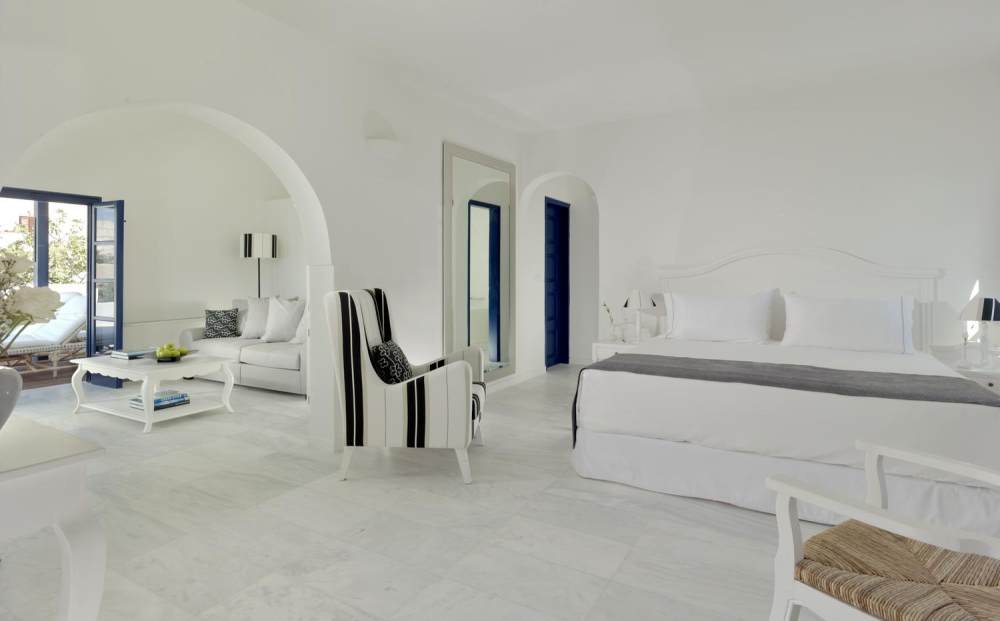 希腊圣托里尼 Vedema Resort in Santorini Greece Vedema Resort_21)Vedema Resort, Santorini—Aegean Suite 拍攝者 Luxury Collection Hotels and Re.jpg