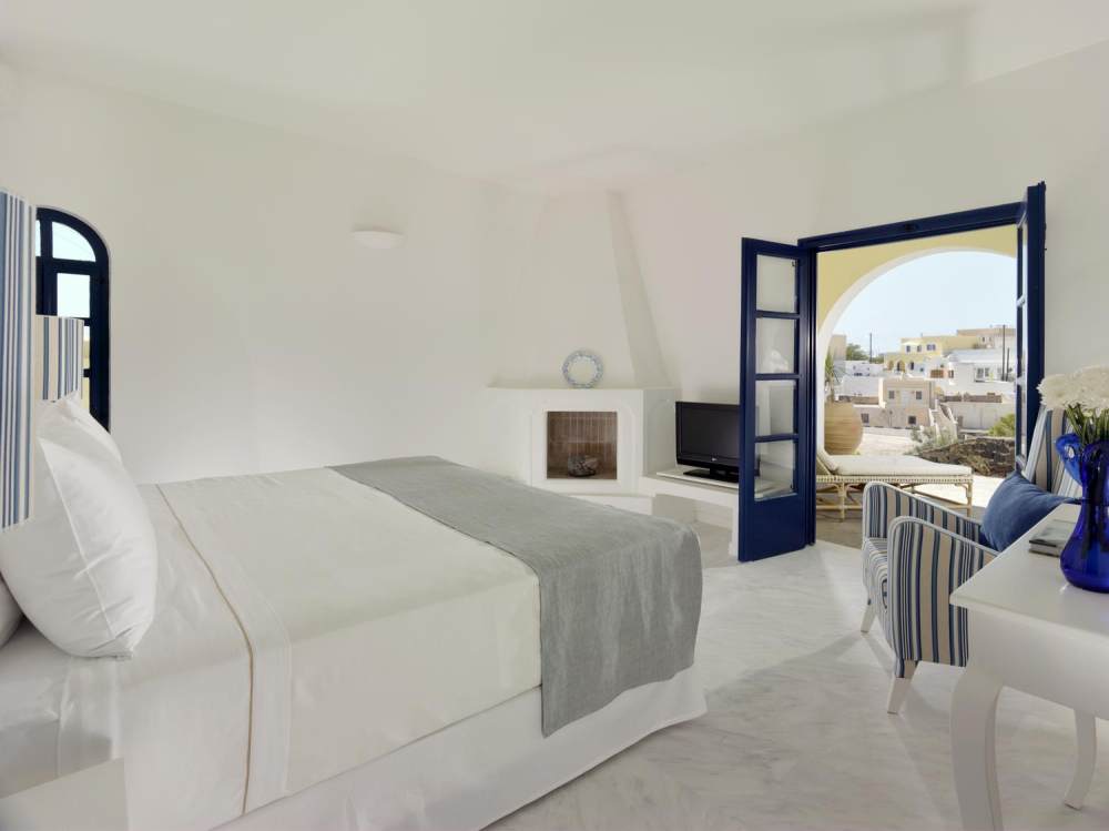 希腊圣托里尼 Vedema Resort in Santorini Greece Vedema Resort_24)Vedema Resort, Santorini—Athenian Suite Bedroom 拍攝者 Luxury Collection Hot.jpg