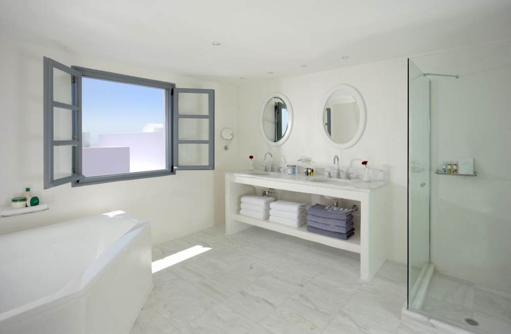 希腊圣托里尼 Vedema Resort in Santorini Greece Vedema Resort_27)Vedema Resort, Santorini—Bathroom 拍攝者 Luxury Collection Hotels and Resorts.jpg