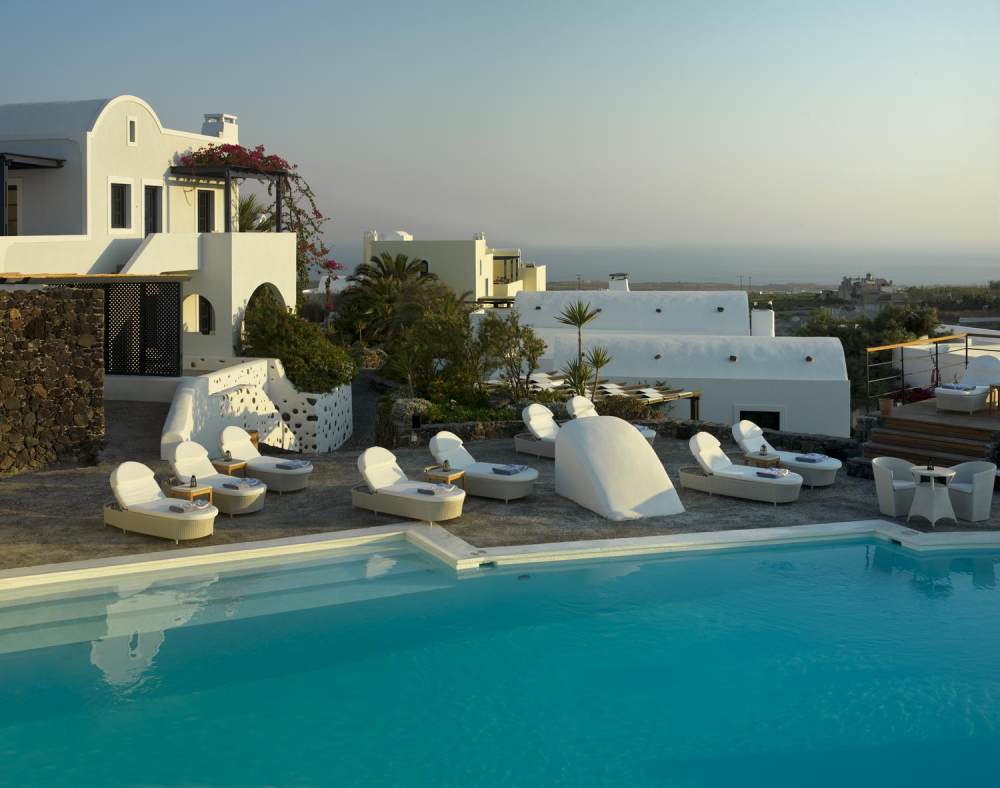 希腊圣托里尼 Vedema Resort in Santorini Greece Vedema Resort_29)Vedema Resort, Santorini—Pool and Hotel Overview 拍攝者 Luxury Collection Ho.jpg