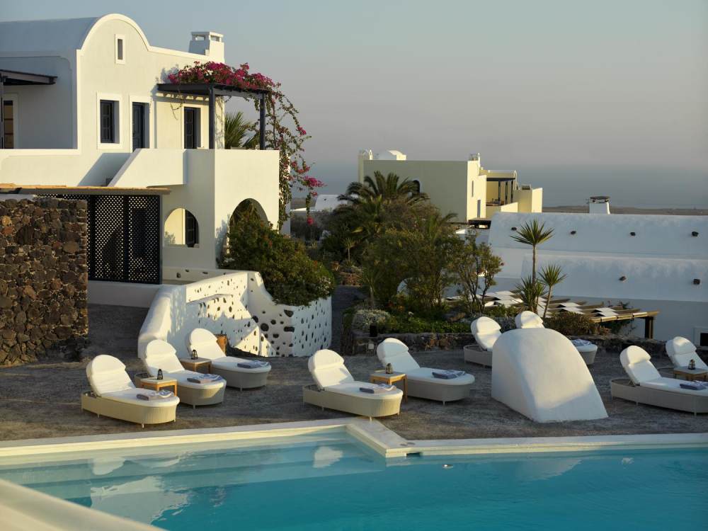 希腊圣托里尼 Vedema Resort in Santorini Greece Vedema Resort_30)Vedema Resort, Santorini—Pool and Hotel Overview 拍攝者 Luxury Collection Ho.jpg