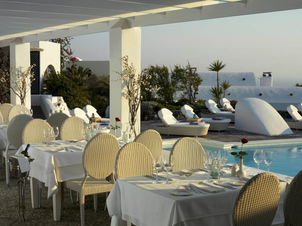 希腊圣托里尼 Vedema Resort in Santorini Greece Vedema Resort_35)Vedema Resort, Santorini—Pergola Pool Restaurant 拍攝者 Luxury Collection Ho.jpg