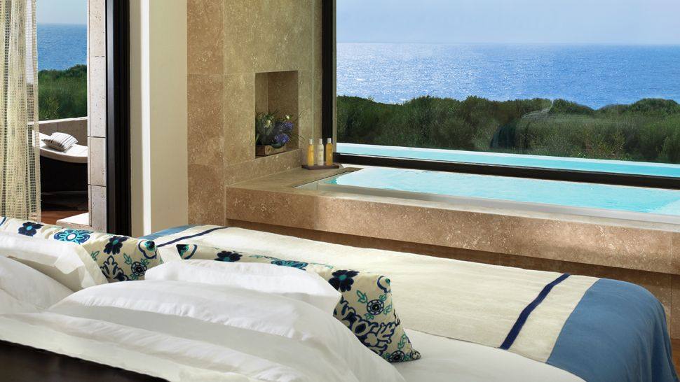 The Romanos/希腊,伯罗奔尼撒,麦西尼亚,科斯塔纳瓦里诺_008348-02-bedroom-ocean-view-tub.jpg