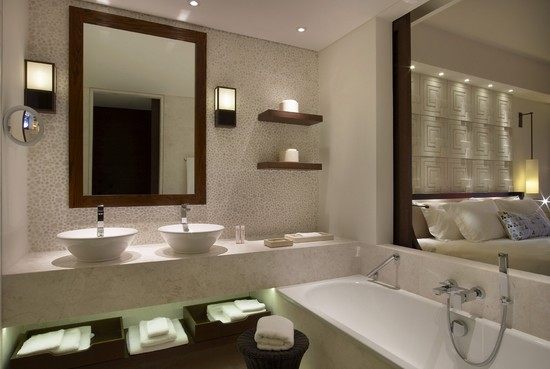 The Romanos/希腊,伯罗奔尼撒,麦西尼亚,科斯塔纳瓦里诺_DeluxeRoomBathroom_lg.jpg