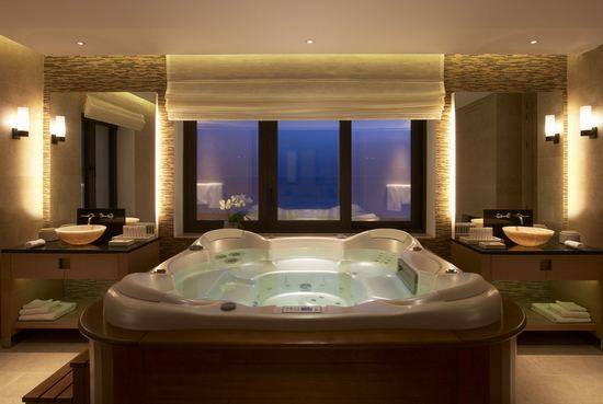 The Romanos/希腊,伯罗奔尼撒,麦西尼亚,科斯塔纳瓦里诺_VillaKoroniJacuzziBath_lg.jpg