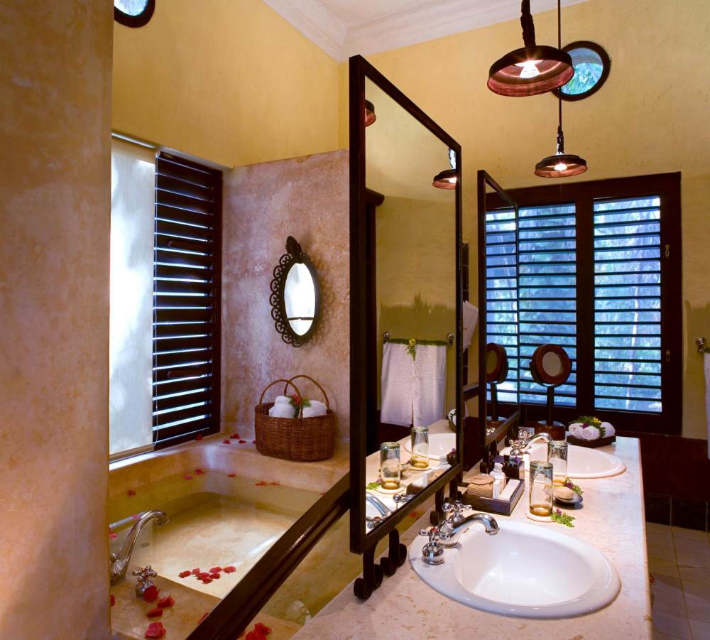 墨西哥坎佩切Hacienda Uayamon_16)Hacienda Uayamon—Bathroom in Colonial Villa 拍攝者 Luxury Collection Hotels .jpg