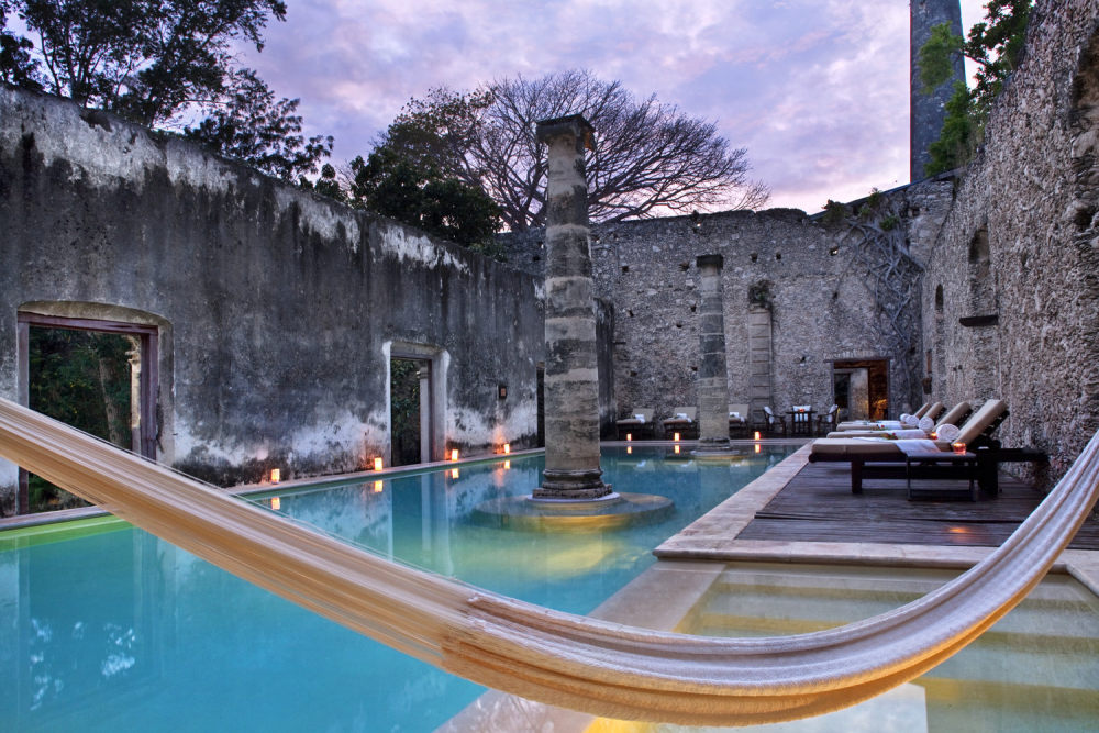 墨西哥坎佩切Hacienda Uayamon_19)Hacienda Uayamon—Pool sunset 拍攝者 Luxury Collection Hotels and Resorts.jpg