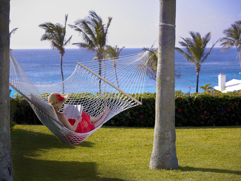 百慕大群岛Elbow海滩酒店_bermuda_lady_in_a_hammock.jpg
