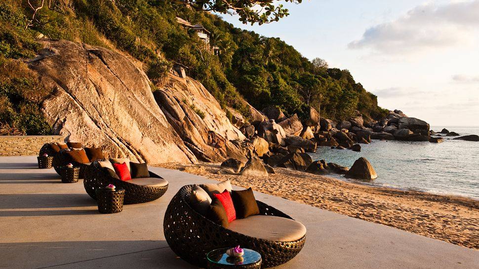 苏梅岛悦榕庄_008440-01-beach-loungers.jpg