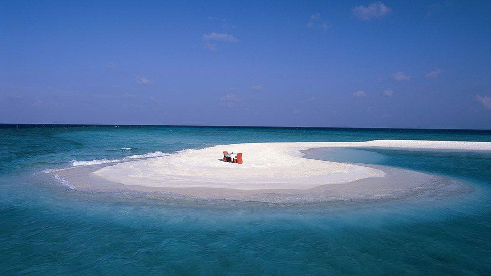马尔代夫瓦宾法鲁悦榕庄_002783-01-private-beach-lounging.jpg