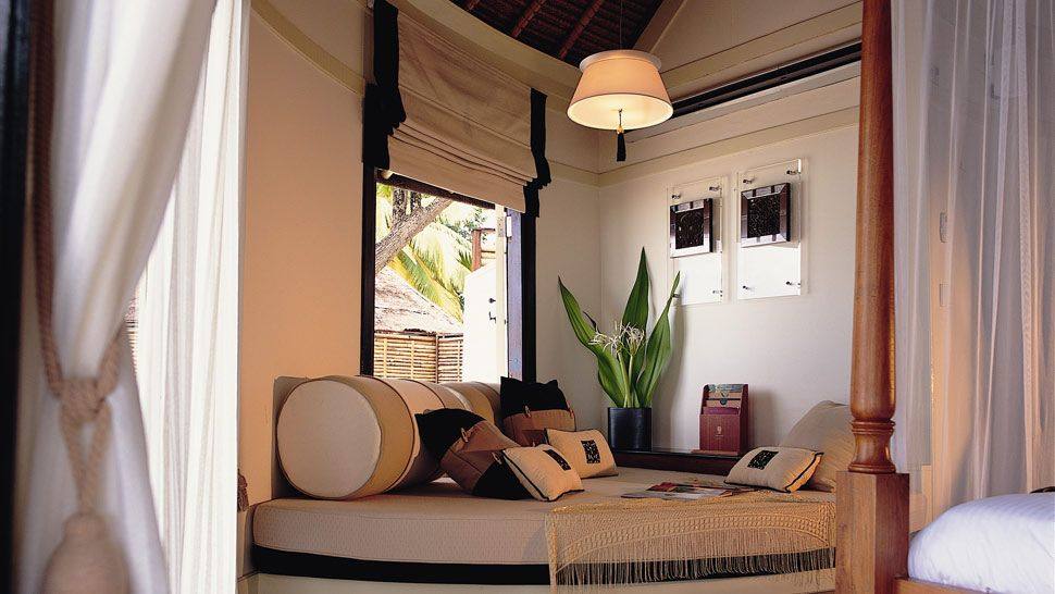 马尔代夫瓦宾法鲁悦榕庄_002783-03-bedroom-daybed.jpg