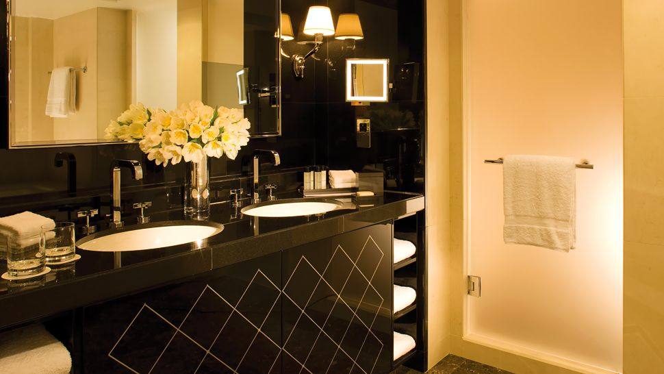 伦敦公园街四季酒店Four Seasons Hotel London at Park Lane_003687-07-bathroom-black-tiles.jpg