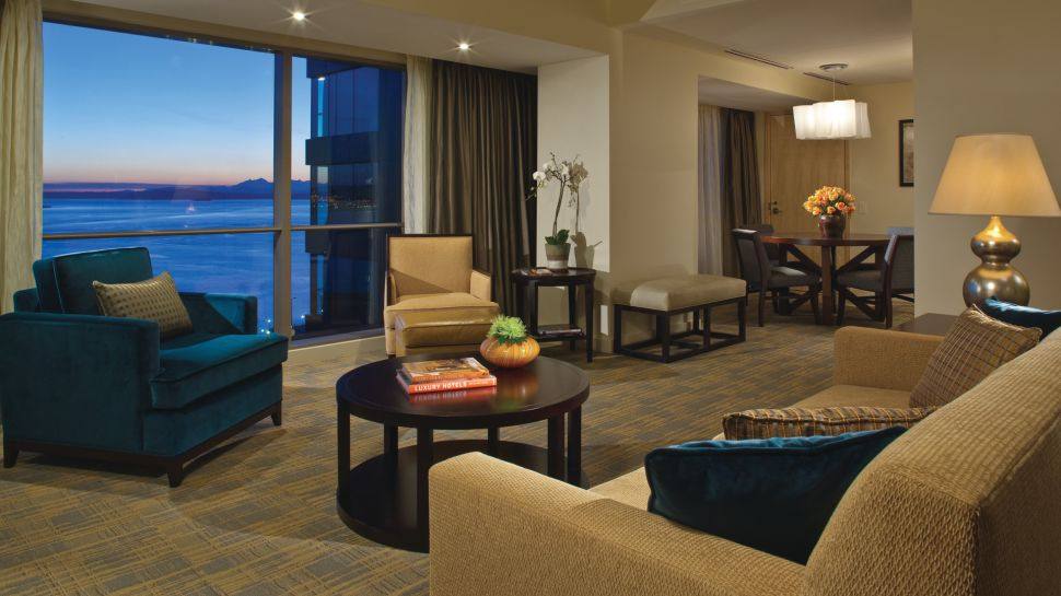 西雅图四季酒店_006297-05-suite-living-room-ocean-view.jpg