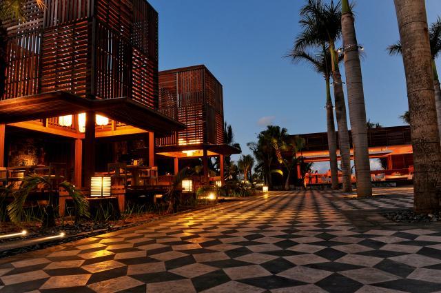 毛里求斯长海滩度假村_1308209707-piazza-night---long-beach-mauritius(1).jpg