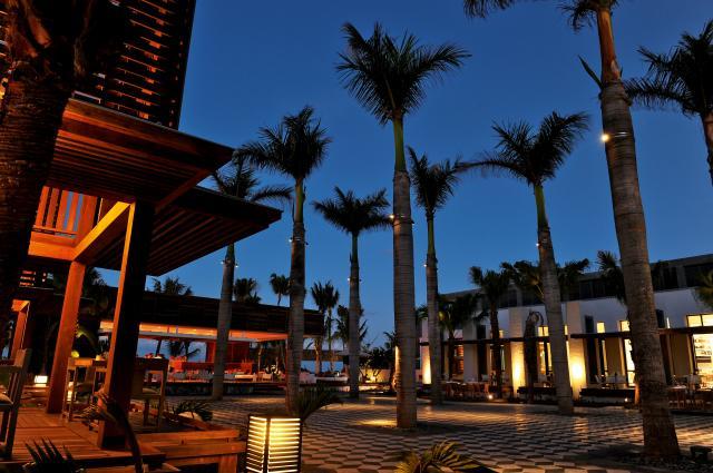毛里求斯长海滩度假村_1308209975-piazza-night---long-beach-mauritius.jpg